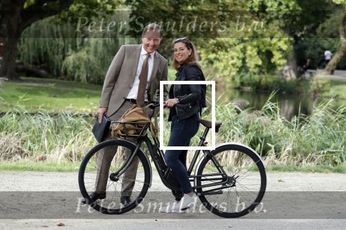 Amsterdam 16 september 2018
Rick Nieman heeft fotoshoot in Vondelpark en poseert daarna met zijn vrouw Sacha de Boer