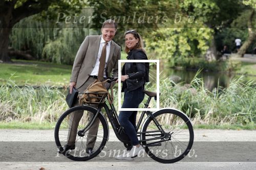 Amsterdam 16 september 2018
Rick Nieman heeft fotoshoot in Vondelpark en poseert daarna met zijn vrouw Sacha de Boer