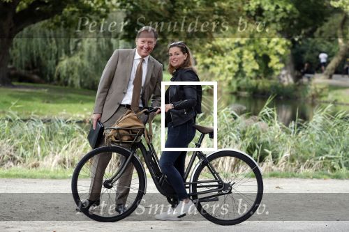 Amsterdam 16 september 2018
Rick Nieman heeft fotoshoot in Vondelpark en poseert daarna met zijn vrouw Sacha de Boer