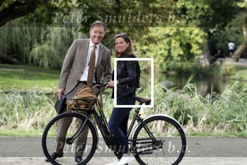 Amsterdam 16 september 2018
Rick Nieman heeft fotoshoot in Vondelpark en poseert daarna met zijn vrouw Sacha de Boer