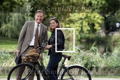 Amsterdam 16 september 2018
Rick Nieman heeft fotoshoot in Vondelpark en poseert daarna met zijn vrouw Sacha de Boer