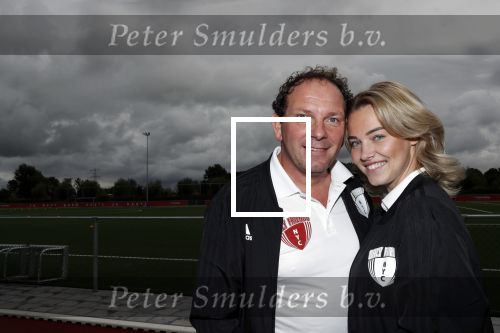 Amsterdam 11 september 2018
Het volledige team van hardlopers voor Only Friends bestaat uit tien personen: zanger Robert Leroy, chef-kok Ramon Beuk, ex-voetbalster Anouk Hoogendijk, eSporter Koen Weijland, Carlos Platier (judoka en winnaar Expeditie Robinson 2017), JoÃ«lle Witschge (deelneemster Expeditie Robinson), huisarts/schrijver/vlogger Rutger Verhoeff, social media influencer Jamie de Boer, Maup van den Berg en Stefan Valk. Ze gaan de marathon van New York lopen.