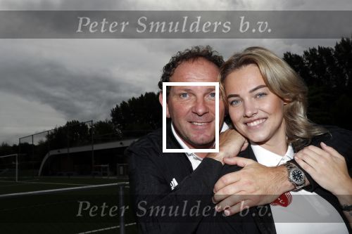 Amsterdam 11 september 2018
Het volledige team van hardlopers voor Only Friends bestaat uit tien personen: zanger Robert Leroy, chef-kok Ramon Beuk, ex-voetbalster Anouk Hoogendijk, eSporter Koen Weijland, Carlos Platier (judoka en winnaar Expeditie Robinson 2017), JoÃ«lle Witschge (deelneemster Expeditie Robinson), huisarts/schrijver/vlogger Rutger Verhoeff, social media influencer Jamie de Boer, Maup van den Berg en Stefan Valk. Ze gaan de marathon van New York lopen.