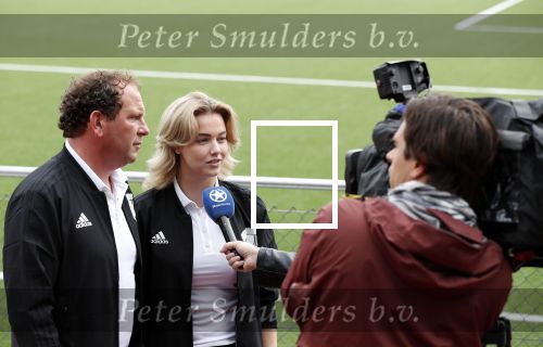 Amsterdam 11 september 2018
Het volledige team van hardlopers voor Only Friends bestaat uit tien personen: zanger Robert Leroy, chef-kok Ramon Beuk, ex-voetbalster Anouk Hoogendijk, eSporter Koen Weijland, Carlos Platier (judoka en winnaar Expeditie Robinson 2017), JoÃ«lle Witschge (deelneemster Expeditie Robinson), huisarts/schrijver/vlogger Rutger Verhoeff, social media influencer Jamie de Boer, Maup van den Berg en Stefan Valk. Ze gaan de marathon van New York lopen.