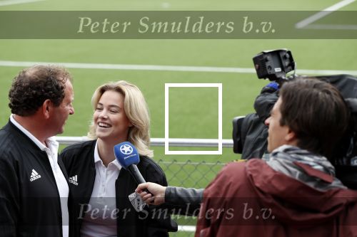 Amsterdam 11 september 2018
Het volledige team van hardlopers voor Only Friends bestaat uit tien personen: zanger Robert Leroy, chef-kok Ramon Beuk, ex-voetbalster Anouk Hoogendijk, eSporter Koen Weijland, Carlos Platier (judoka en winnaar Expeditie Robinson 2017), JoÃ«lle Witschge (deelneemster Expeditie Robinson), huisarts/schrijver/vlogger Rutger Verhoeff, social media influencer Jamie de Boer, Maup van den Berg en Stefan Valk. Ze gaan de marathon van New York lopen.