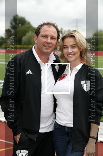 Amsterdam 11 september 2018
Het volledige team van hardlopers voor Only Friends bestaat uit tien personen: zanger Robert Leroy, chef-kok Ramon Beuk, ex-voetbalster Anouk Hoogendijk, eSporter Koen Weijland, Carlos Platier (judoka en winnaar Expeditie Robinson 2017), JoÃ«lle Witschge (deelneemster Expeditie Robinson), huisarts/schrijver/vlogger Rutger Verhoeff, social media influencer Jamie de Boer, Maup van den Berg en Stefan Valk. Ze gaan de marathon van New York lopen.