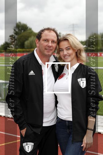 Amsterdam 11 september 2018
Het volledige team van hardlopers voor Only Friends bestaat uit tien personen: zanger Robert Leroy, chef-kok Ramon Beuk, ex-voetbalster Anouk Hoogendijk, eSporter Koen Weijland, Carlos Platier (judoka en winnaar Expeditie Robinson 2017), JoÃ«lle Witschge (deelneemster Expeditie Robinson), huisarts/schrijver/vlogger Rutger Verhoeff, social media influencer Jamie de Boer, Maup van den Berg en Stefan Valk. Ze gaan de marathon van New York lopen.