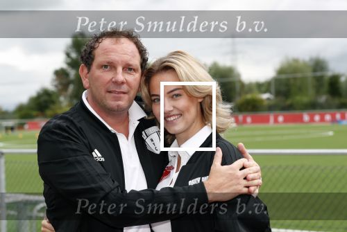 Amsterdam 11 september 2018
Het volledige team van hardlopers voor Only Friends bestaat uit tien personen: zanger Robert Leroy, chef-kok Ramon Beuk, ex-voetbalster Anouk Hoogendijk, eSporter Koen Weijland, Carlos Platier (judoka en winnaar Expeditie Robinson 2017), JoÃ«lle Witschge (deelneemster Expeditie Robinson), huisarts/schrijver/vlogger Rutger Verhoeff, social media influencer Jamie de Boer, Maup van den Berg en Stefan Valk. Ze gaan de marathon van New York lopen.