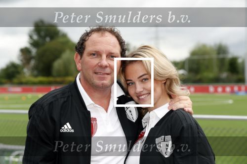Amsterdam 11 september 2018
Het volledige team van hardlopers voor Only Friends bestaat uit tien personen: zanger Robert Leroy, chef-kok Ramon Beuk, ex-voetbalster Anouk Hoogendijk, eSporter Koen Weijland, Carlos Platier (judoka en winnaar Expeditie Robinson 2017), JoÃ«lle Witschge (deelneemster Expeditie Robinson), huisarts/schrijver/vlogger Rutger Verhoeff, social media influencer Jamie de Boer, Maup van den Berg en Stefan Valk. Ze gaan de marathon van New York lopen.
