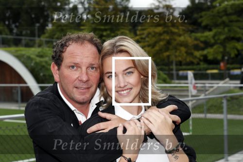 Amsterdam 11 september 2018
Het volledige team van hardlopers voor Only Friends bestaat uit tien personen: zanger Robert Leroy, chef-kok Ramon Beuk, ex-voetbalster Anouk Hoogendijk, eSporter Koen Weijland, Carlos Platier (judoka en winnaar Expeditie Robinson 2017), JoÃ«lle Witschge (deelneemster Expeditie Robinson), huisarts/schrijver/vlogger Rutger Verhoeff, social media influencer Jamie de Boer, Maup van den Berg en Stefan Valk. Ze gaan de marathon van New York lopen.