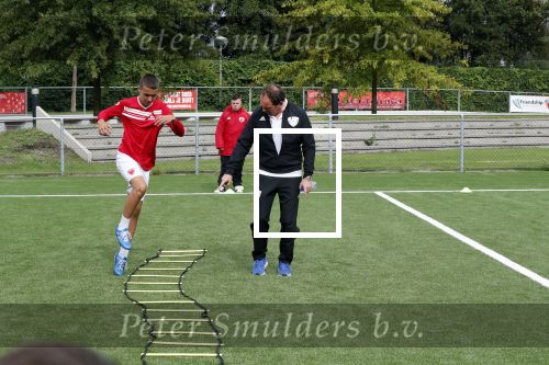 Amsterdam 11 september 2018
Het volledige team van hardlopers voor Only Friends bestaat uit tien personen: zanger Robert Leroy, chef-kok Ramon Beuk, ex-voetbalster Anouk Hoogendijk, eSporter Koen Weijland, Carlos Platier (judoka en winnaar Expeditie Robinson 2017), JoÃ«lle Witschge (deelneemster Expeditie Robinson), huisarts/schrijver/vlogger Rutger Verhoeff, social media influencer Jamie de Boer, Maup van den Berg en Stefan Valk. Ze gaan de marathon van New York lopen.