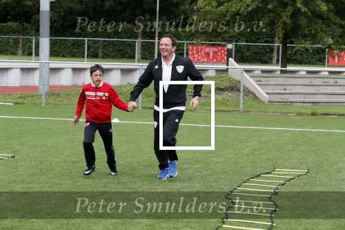 Amsterdam 11 september 2018
Het volledige team van hardlopers voor Only Friends bestaat uit tien personen: zanger Robert Leroy, chef-kok Ramon Beuk, ex-voetbalster Anouk Hoogendijk, eSporter Koen Weijland, Carlos Platier (judoka en winnaar Expeditie Robinson 2017), JoÃ«lle Witschge (deelneemster Expeditie Robinson), huisarts/schrijver/vlogger Rutger Verhoeff, social media influencer Jamie de Boer, Maup van den Berg en Stefan Valk. Ze gaan de marathon van New York lopen.