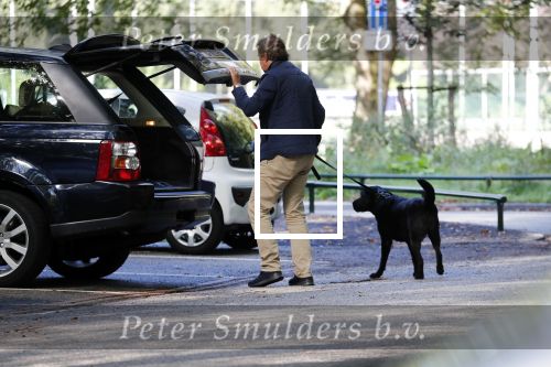 Amsterdam 13 september 2018
Robert ten Brink en zijn vrouw Roos laten hun twee honden uit in het amsterdamse bos.