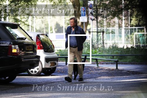 Amsterdam 13 september 2018
Robert ten Brink en zijn vrouw Roos laten hun twee honden uit in het amsterdamse bos.