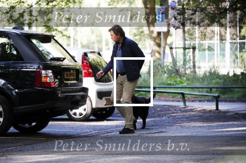 Amsterdam 13 september 2018
Robert ten Brink en zijn vrouw Roos laten hun twee honden uit in het amsterdamse bos.