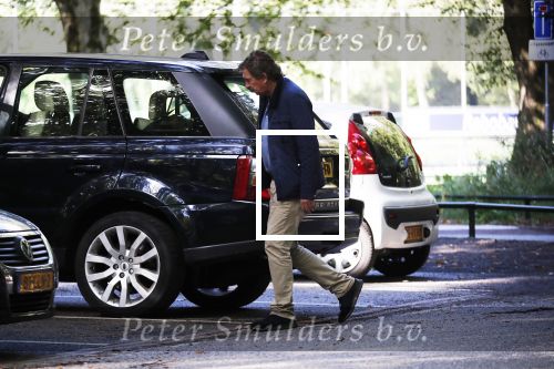Amsterdam 13 september 2018
Robert ten Brink en zijn vrouw Roos laten hun twee honden uit in het amsterdamse bos.