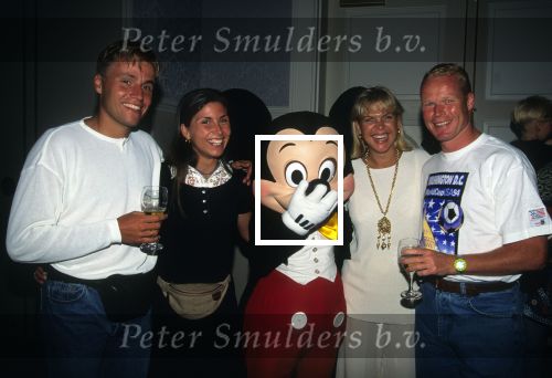 1992 Varlberg Zweden EK 1992
Ronald Koeman en Rob Witschge en de dames Bartina Koeman en..
