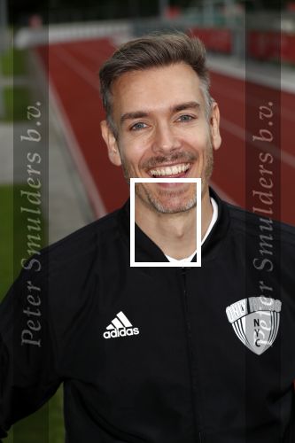 Amsterdam 11 september 2018
Het volledige team van hardlopers voor Only Friends bestaat uit tien personen: zanger Robert Leroy, chef-kok Ramon Beuk, ex-voetbalster Anouk Hoogendijk, eSporter Koen Weijland, Carlos Platier (judoka en winnaar Expeditie Robinson 2017), JoÃ«lle Witschge (deelneemster Expeditie Robinson), huisarts/schrijver/vlogger Rutger Verhoeff, social media influencer Jamie de Boer, Maup van den Berg en Stefan Valk. Ze gaan de marathon van New York lopen.