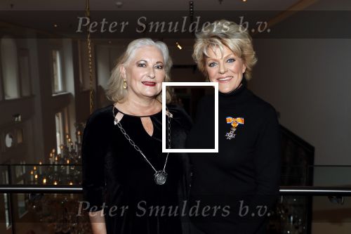 Amsterdam 30 september 2018
1 jaar Annie MG Schmidt in het delamar theater. Simone Kleinsma krijgt koninklijke onderscheiding. . Met Joan de Zwart Bloch ( burgemeester Blaricum)