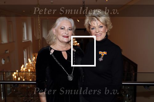 Amsterdam 30 september 2018
1 jaar Annie MG Schmidt in het delamar theater. Simone Kleinsma krijgt koninklijke onderscheiding. . Met Joan de Zwart Bloch ( burgemeester Blaricum)