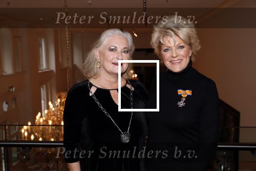 Amsterdam 30 september 2018
1 jaar Annie MG Schmidt in het delamar theater. Simone Kleinsma krijgt koninklijke onderscheiding. . Met Joan de Zwart Bloch ( burgemeester Blaricum)