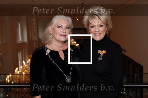 Amsterdam 30 september 2018
1 jaar Annie MG Schmidt in het delamar theater. Simone Kleinsma krijgt koninklijke onderscheiding. . Met Joan de Zwart Bloch ( burgemeester Blaricum)