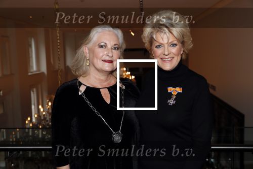 Amsterdam 30 september 2018
1 jaar Annie MG Schmidt in het delamar theater. Simone Kleinsma krijgt koninklijke onderscheiding. . Met Joan de Zwart Bloch ( burgemeester Blaricum)
