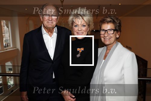 Amsterdam 30 september 2018
1 jaar Annie MG Schmidt in het delamar theater. Simone Kleinsma krijgt koninklijke onderscheiding. Joop en Janine v d Ende