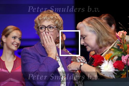 Amsterdam 30 september 2018
1 jaar Annie MG Schmidt in het delamar theater. Simone Kleinsma krijgt koninklijke onderscheiding. . Met Joan de Zwart Bloch ( burgemeester Blaricum)