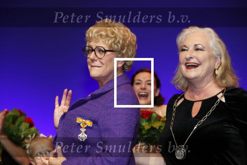 Amsterdam 30 september 2018
1 jaar Annie MG Schmidt in het delamar theater. Simone Kleinsma krijgt koninklijke onderscheiding. . Met Joan de Zwart Bloch ( burgemeester Blaricum)