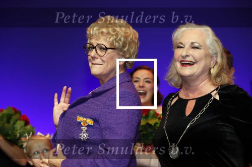 Amsterdam 30 september 2018
1 jaar Annie MG Schmidt in het delamar theater. Simone Kleinsma krijgt koninklijke onderscheiding. . Met Joan de Zwart Bloch ( burgemeester Blaricum)