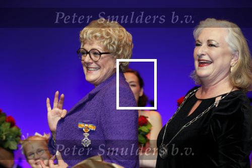 Amsterdam 30 september 2018
1 jaar Annie MG Schmidt in het delamar theater. Simone Kleinsma krijgt koninklijke onderscheiding. . Met Joan de Zwart Bloch ( burgemeester Blaricum)