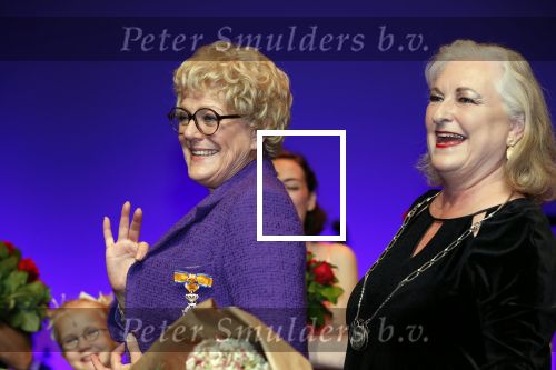 Amsterdam 30 september 2018
1 jaar Annie MG Schmidt in het delamar theater. Simone Kleinsma krijgt koninklijke onderscheiding. . Met Joan de Zwart Bloch ( burgemeester Blaricum)