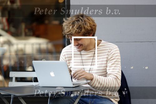 Amsterdam 27 september 2018
Soy Kroon op terras achter zijn apple computer (laptop) op terras.