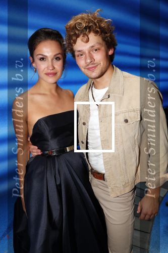 Utrecht 23 september 2018
Premiere Mamma Mia in beatrixtheater. Hoofdrollen zijn er voor Antje Monteiro Jolijn Henneman Sophia Wezer Hilke Bierman Dieter Troubleyn Emiel de Jong en Soy Kroon. Soy met Holly Brood