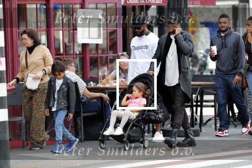 Amsterdam 9 september 2018
Sunnery James met zijn kinderen en een vriend op straat.