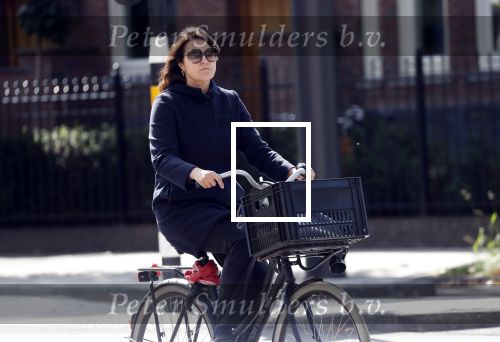 Amsterdam 15 september 2018
Susan Visser bij haar huis en op de fiets.