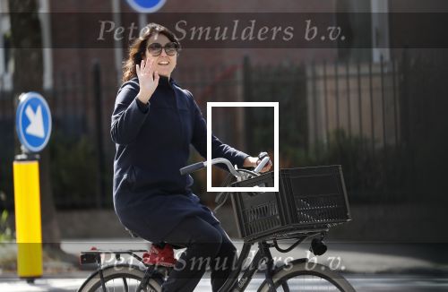 Amsterdam 15 september 2018
Susan Visser bij haar huis en op de fiets.