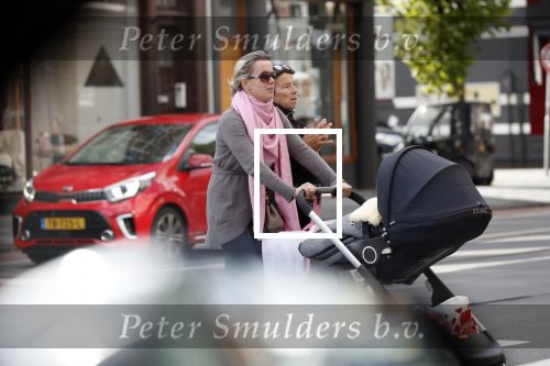 Amsterdam 25 september 2018
Suze mens met haar moeder Suze achter de kinderwagen