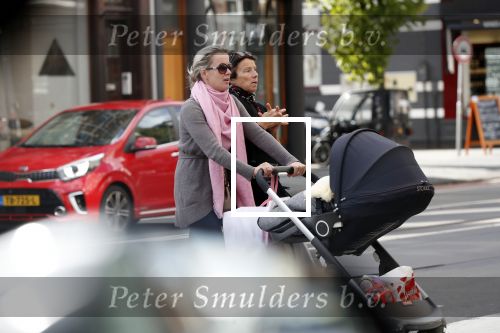 Amsterdam 25 september 2018
Suze mens met haar moeder Suze achter de kinderwagen