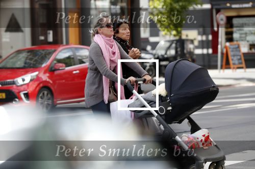 Amsterdam 25 september 2018
Suze mens met haar moeder Suze achter de kinderwagen
