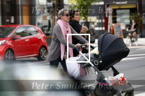 Amsterdam 25 september 2018
Suze mens met haar moeder Suze achter de kinderwagen