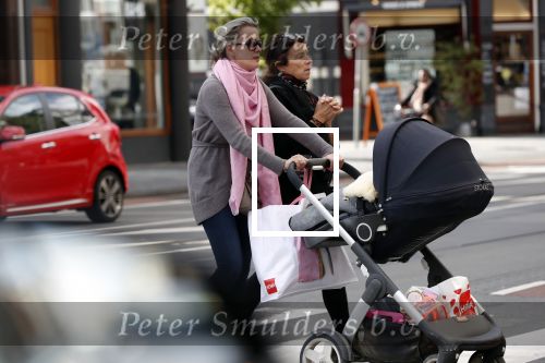 Amsterdam 25 september 2018
Suze mens met haar moeder Suze achter de kinderwagen