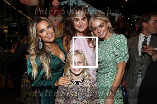 Amsterdam 21 september 2018
Sylvie Meis bij de premiere Elvyâ€™s wereld in Pathe Arena . Haar broer en zwager waren ook aanwezig.Sylvie met  Jill Schirnhofer Klaartje Roose en Bo Smulders