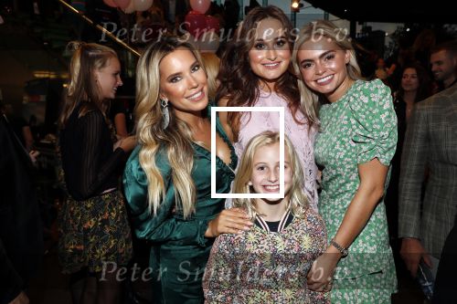 Amsterdam 21 september 2018
Sylvie Meis bij de premiere Elvyâ€™s wereld in Pathe Arena . Haar broer en zwager waren ook aanwezig.Sylvie met  Jill Schirnhofer Klaartje Roose en Bo Smulders
