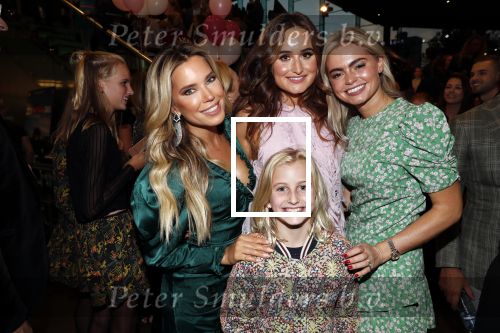 Amsterdam 21 september 2018
Sylvie Meis bij de premiere Elvyâ€™s wereld in Pathe Arena . Haar broer en zwager waren ook aanwezig.Sylvie met  Jill Schirnhofer Klaartje Roose en Bo Smulders