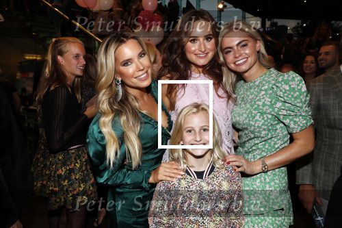 Amsterdam 21 september 2018
Sylvie Meis bij de premiere Elvyâ€™s wereld in Pathe Arena . Haar broer en zwager waren ook aanwezig.Sylvie met  Jill Schirnhofer Klaartje Roose en Bo Smulders