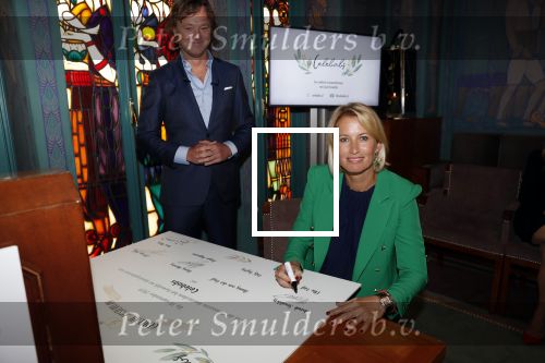 Amsterdam 10 september 2019
Presentatie celebaabs in hotel the Grand met oa Anouk Smulders Frits Sissing Dennis v d Geest Dennis Weening Dominique v Hulst ( zangeres Do) en  Irene moors . Celebabs is een idee van Tim Ouborg en Jeroen v d Boom