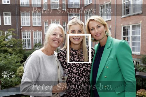 Amsterdam 10 september 2019
Presentatie celebaabs in hotel the Grand met oa Anouk Smulders Frits Sissing Dennis v d Geest Dennis Weening Dominique v Hulst ( zangeres Do) en  Irene moors . Celebabs is een idee van Tim Ouborg en Jeroen v d Boom