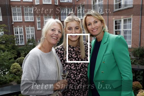 Amsterdam 10 september 2019
Presentatie celebaabs in hotel the Grand met oa Anouk Smulders Frits Sissing Dennis v d Geest Dennis Weening Dominique v Hulst ( zangeres Do) en  Irene moors . Celebabs is een idee van Tim Ouborg en Jeroen v d Boom